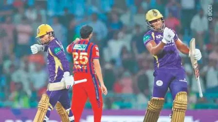 સુપર ઓવરના પહેલા બૉલ પર ફોર ફટકારીને રોવમૅન પૉવેલ સાથે જીતની ઉજવણી કરતો રિન્કુ સિંહ