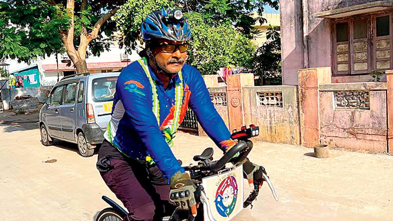 સાઇકલ ચલાવતા સુનીલ પટેલ