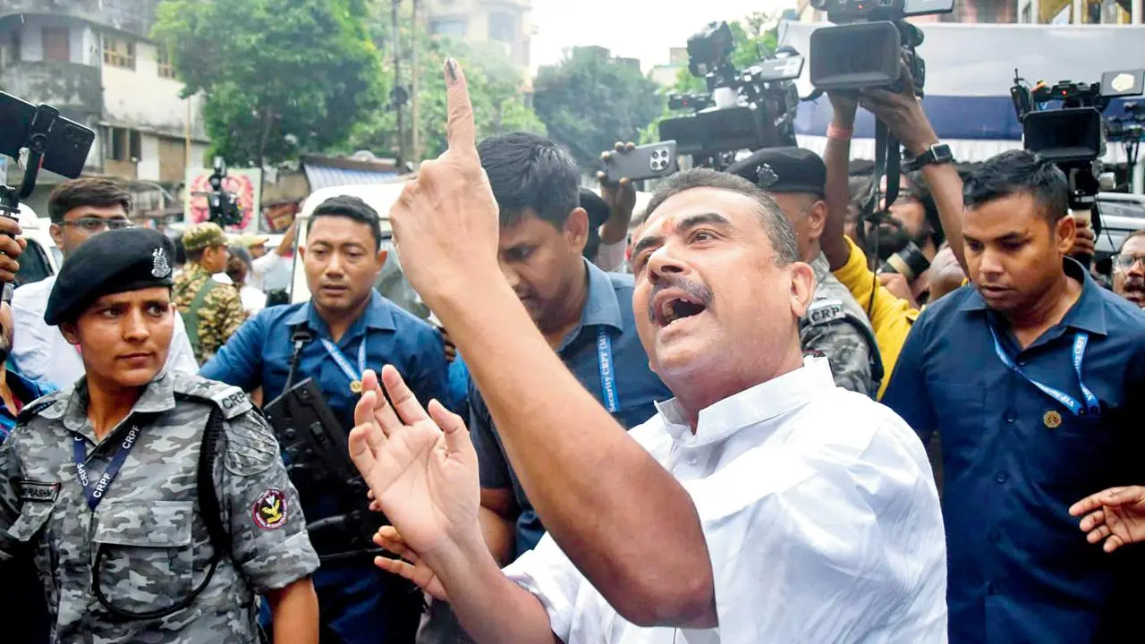 TMCના કાર્યકરોની નારાબાજી વચ્ચે ભવાનીપુર બેઠકના BJPના ઉમેદવાર સુવેન્દુ અધિકારીએ જય શ્રીરામના નારા લગાવ્યા હતા. 