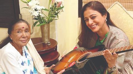 મહિનાઓ પછી તબુએ ફૅન્સને દેખાડી આશા ભોસલેએ આપેલી ગિટારની બર્થ-ડે ગિફ્ટ