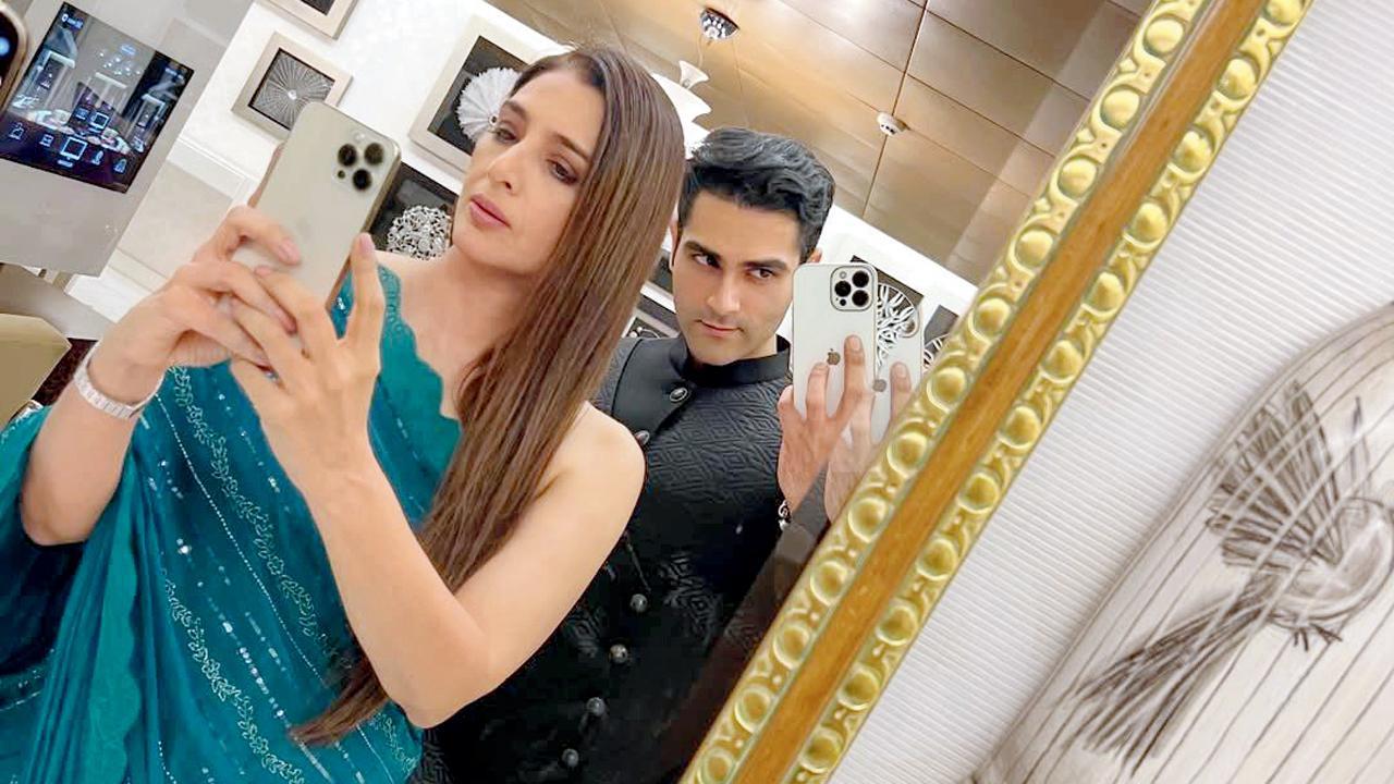 તબુ સાથે આ હૅન્ડસમ કોણ છે?