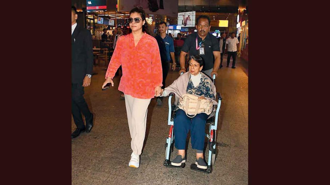 મુંબઈ ઍરપોર્ટ પર કાજોલ તેની મમ્મી તનુજા સાથે જોવા મળી હતી