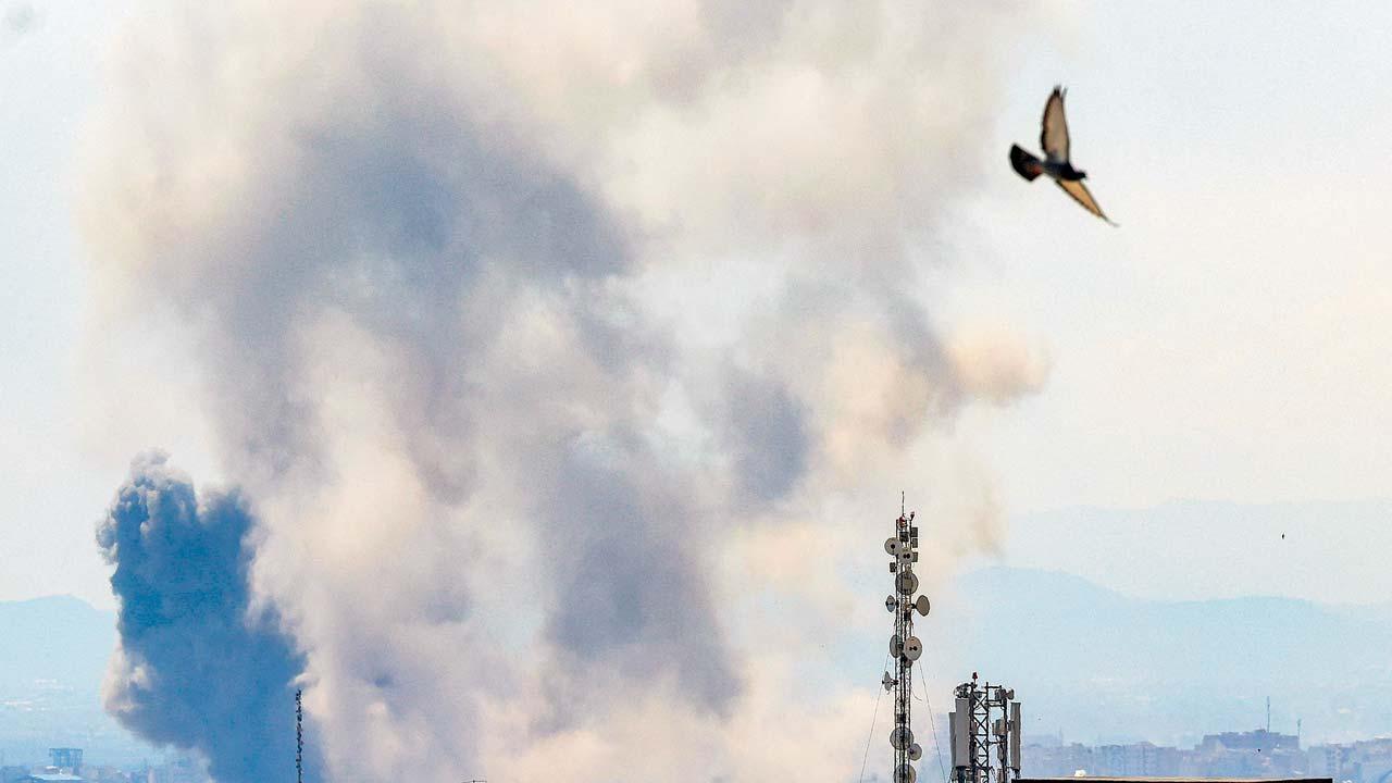 ગઈ કાલે તેહરાનમાં કરવામાં આવેલા હુમલાને પગલે ઊઠતો ધુમાડો.