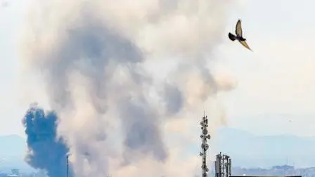 ગઈ કાલે તેહરાનમાં કરવામાં આવેલા હુમલાને પગલે ઊઠતો ધુમાડો.