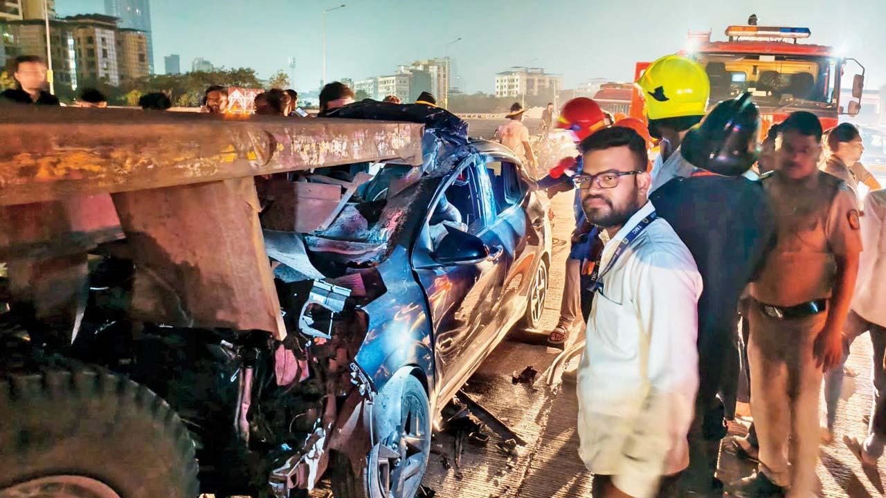 ટ્રકની પાછળ ઘૂસી ગયેલી કારને બહાર ખેંચી કાઢીને ઘાયલ ડ્રાઇવરને એમાંથી બહાર કાઢવામાં આવ્યો હતો. 