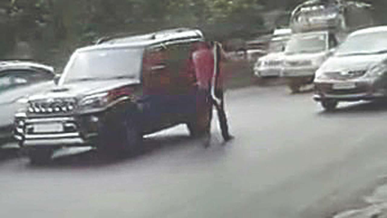 થાણેમાં એકનાથ શિંદેના ઘર પાસે અસ્થિર મગજના માણસનો આતંક, ૮ વાહનોના કાચ ફોડ્યા