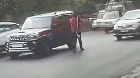 એકનાથ શિંદેના ઘરની બહાર રોડ પર આતંક મચાવતો માથાભારે આરોપી.