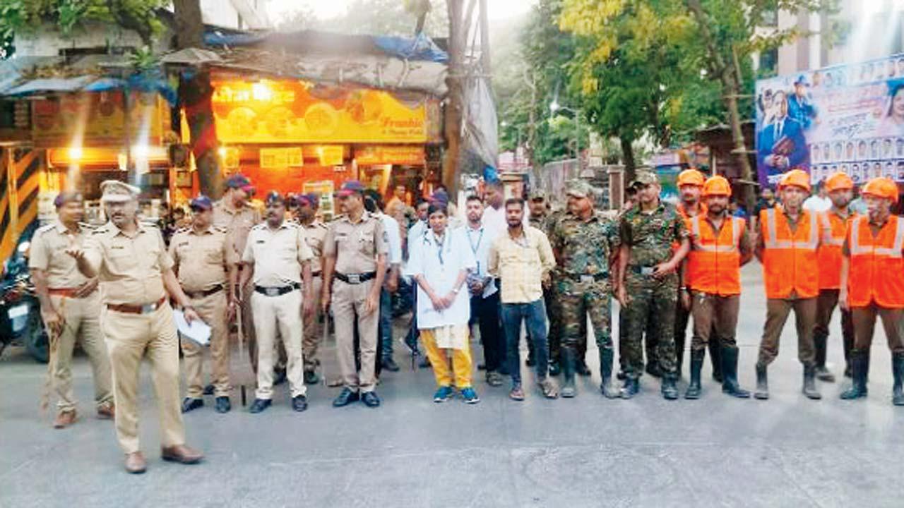 થાણે મ્યુનિસિપલ કૉર્પોરેશન (TMC)માં જો કોઈ રમખાણ ફાટી નીકળે તો પાલિકાના વિવિધ ડિપાર્ટમેન્ટના કર્મચારીઓ એવી પરિસ્થિત‌િને હૅન્ડલ કરવા કેટલા તૈયાર છે એ જાણવા ગઈ કાલે વર્તકનગરમાં એક મૉક ડ્રિલનું આયોજન કરવામાં આવ્યું હતું