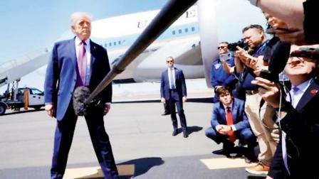 સોશ્યલ મીડિયા યુઝર્સે કહ્યું હતું કે તેઓ પોતાનું સંતુલન ગુમાવી રહ્યા હોય એવું જણાય છે.