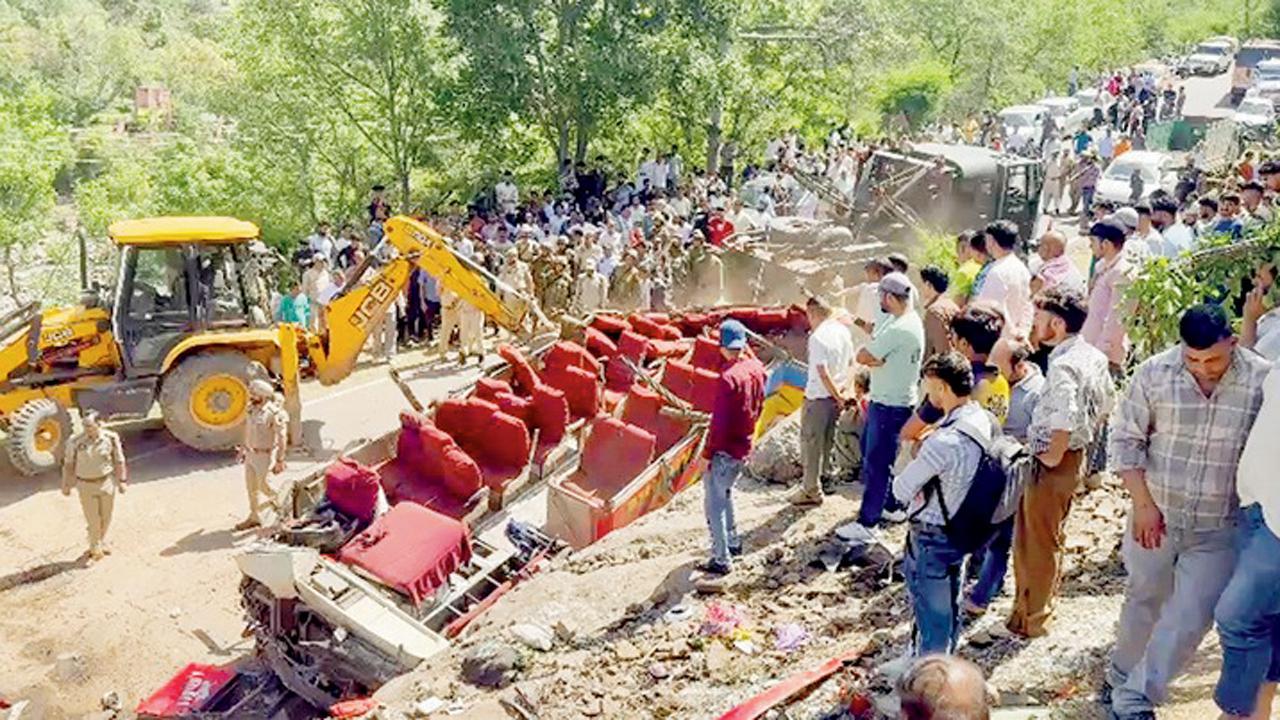 કાનોટ ગામ નજીક બસ કાબૂ ગુમાવીને ખીણમાં ખાબકી હતી