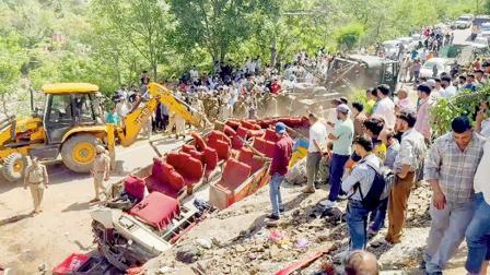 કાનોટ ગામ નજીક બસ કાબૂ ગુમાવીને ખીણમાં ખાબકી હતી