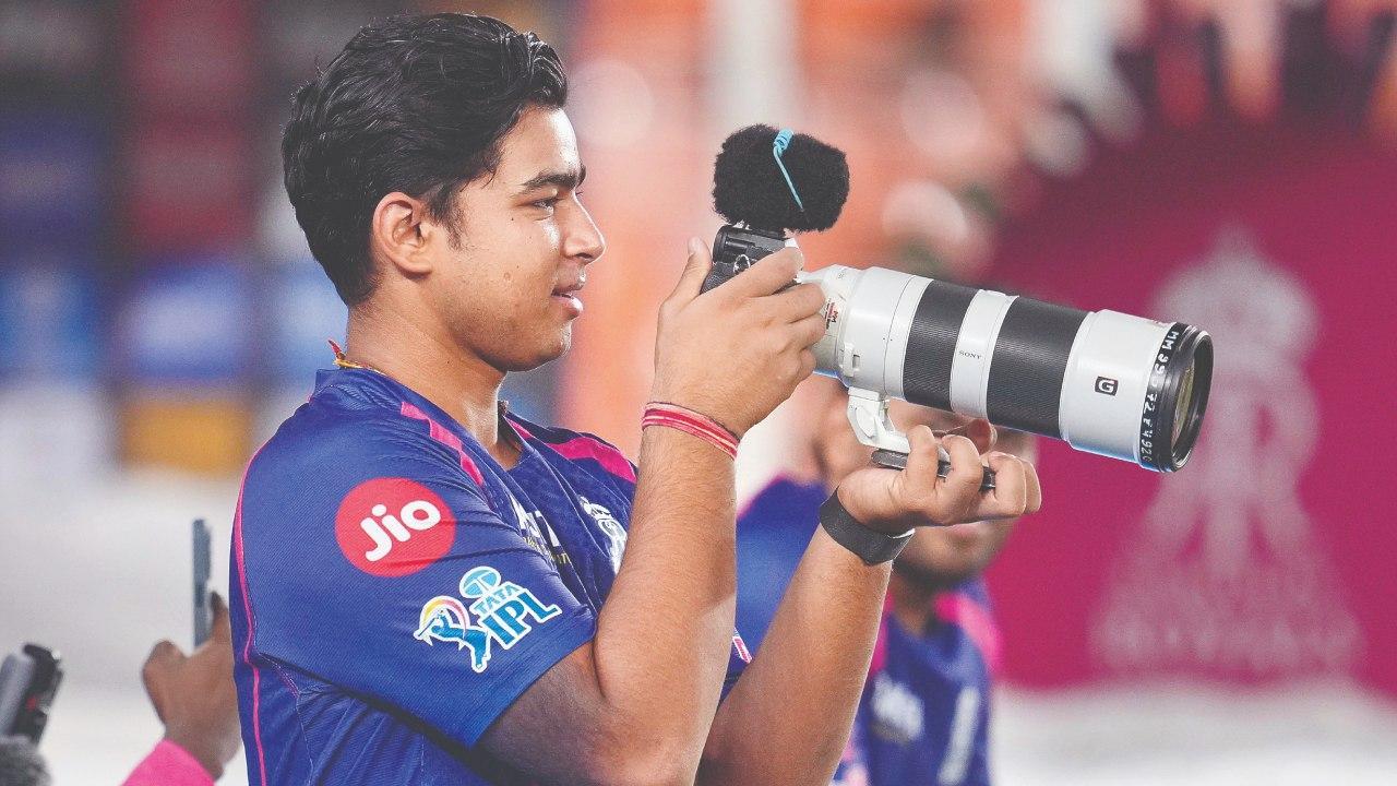 અમદાવાદમાં પ્રૅક્ટિસ-સેશન દરમ્યાન પ્રોફેશનલ કૅમેરા પર હાથ અજમાવતો જોવા મળ્યો વૈભવ સૂર્યવંશી