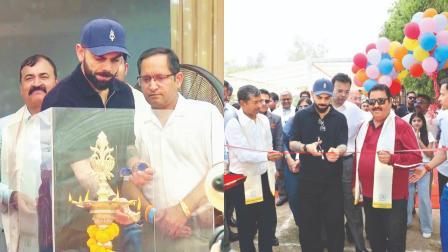 બાળપણના કોચ રાજકુમાર શર્મા અને દિલ્હીનાં ક્રિકેટ અસોસિએશનનાં પ્રમુખ રોહન જેટલીની હાજરીમાં ક્રિકેટ એકેડેમીનું ઉદ્ઘાટન કરતો વિરાટ કોહલી