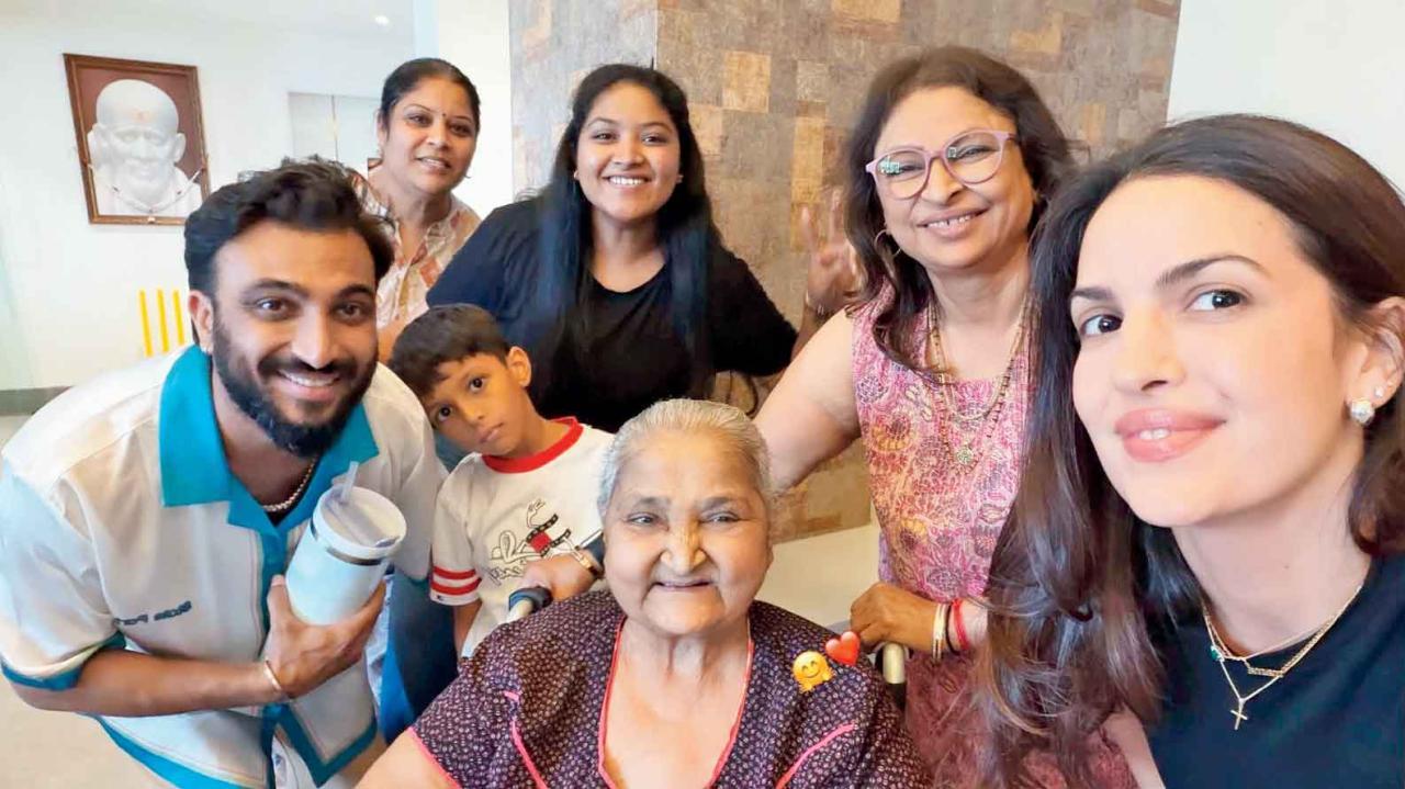 વડોદરામાં હાર્દિક પંડ્યાની ફૅમિલી સાથે ભૂતપૂર્વ પત્ની નતાશાએ મુલાકાત કરી