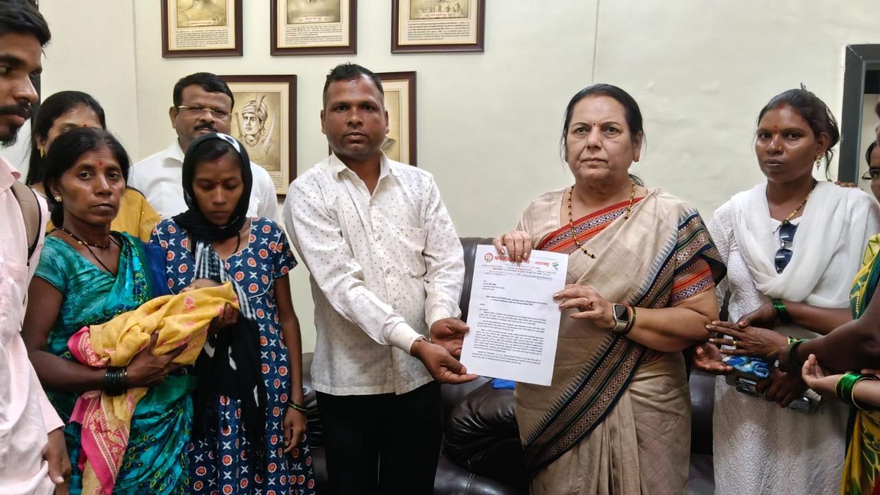 મહિલાએ શ્રમજીવી સંગઠનના કાર્યકરો સાથે મળી વિધાન પરિષદના ઉપપ્રમુખ નીલમ ગોરહેને ફરિયાદ કરી