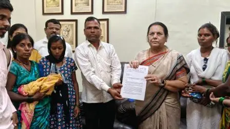 મહિલાએ શ્રમજીવી સંગઠનના કાર્યકરો સાથે મળી વિધાન પરિષદના ઉપપ્રમુખ નીલમ ગોરહેને ફરિયાદ કરી