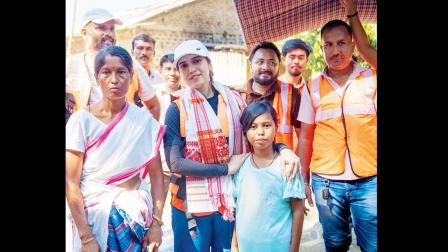 આસામના પૂરગ્રસ્ત વિસ્તારોમાં મદદ માટે પહોંચી ભૂમિ પેડણેકર