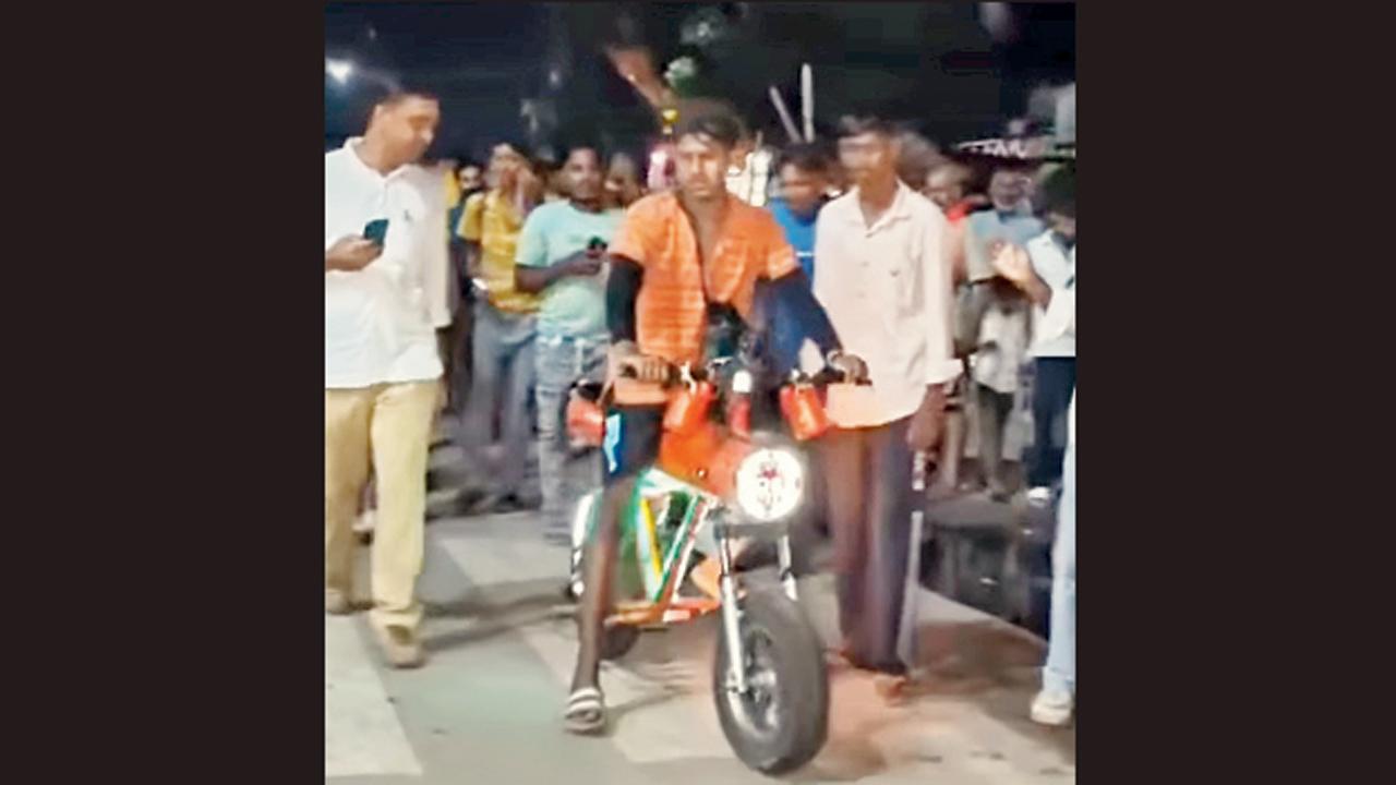 કાવડયાત્રામાં આકર્ષણ બની તેજસ બાઇક કાવડ