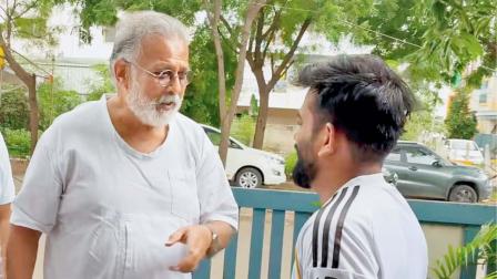અ​ભિજિત દીપકેની મુલાકાત લેતા મહાત્મા ગાંધીના પ્રપૌત્ર તુષાર ગાંધી.