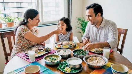 જન્ક-ફૂડનું ક્રેવિંગ ઘટાડવા માટે માત્ર સ્કૂલોની આસપાસ પ્રતિબંધ પૂરતો નથી, પરિવારનું ફૂડ માઇન્ડસેટ બદલવું જરૂરી