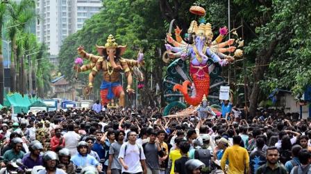 મુંબઈમાં ગણેશ મૂર્તિઓ પંડાલમાં લઈ જવાઈ રહી હતી તે સમયની ફાઇલ તસવીર (તસવીરઃ શાદાબ ખાન)