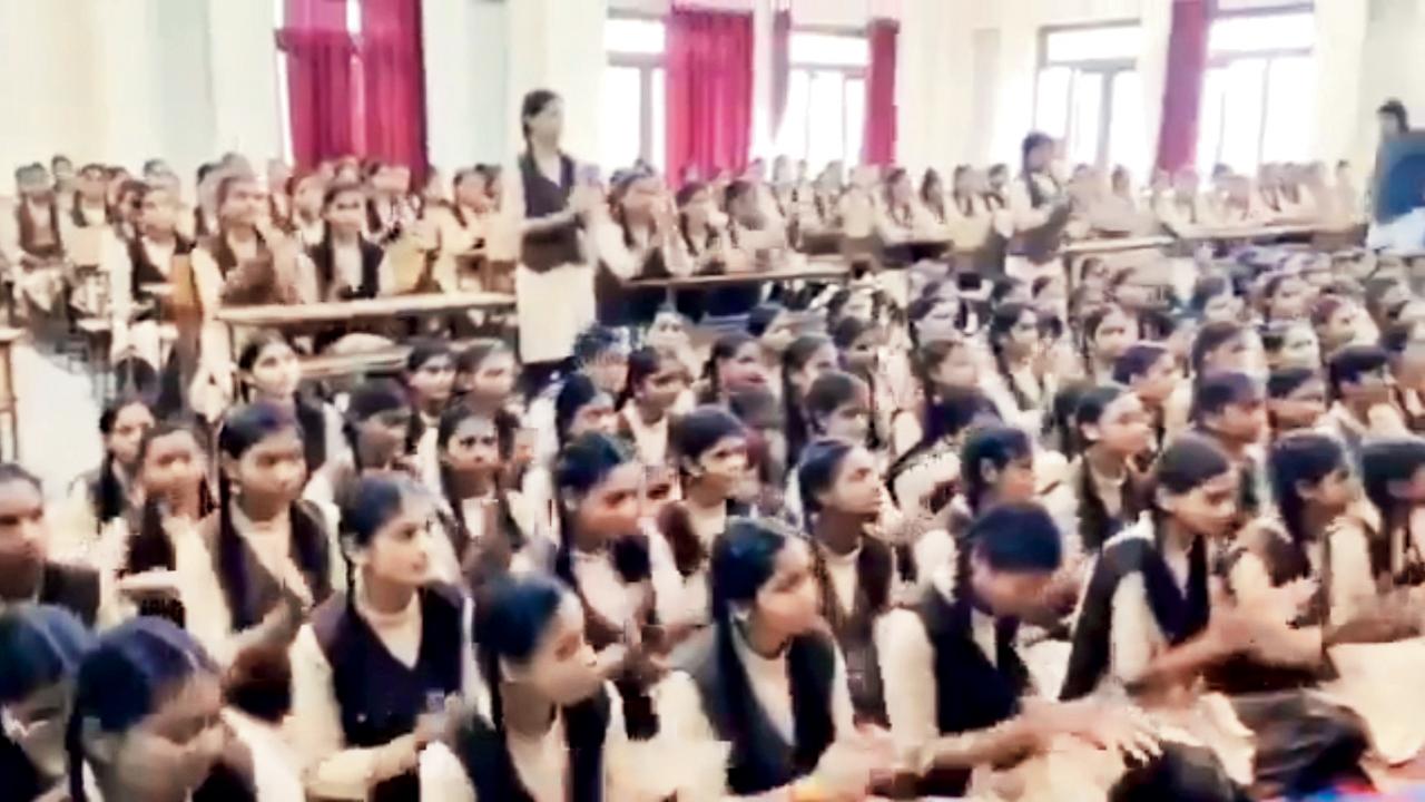 સરાફા હાઈ સ્કૂલની વિદ્યાર્થિનીઓ