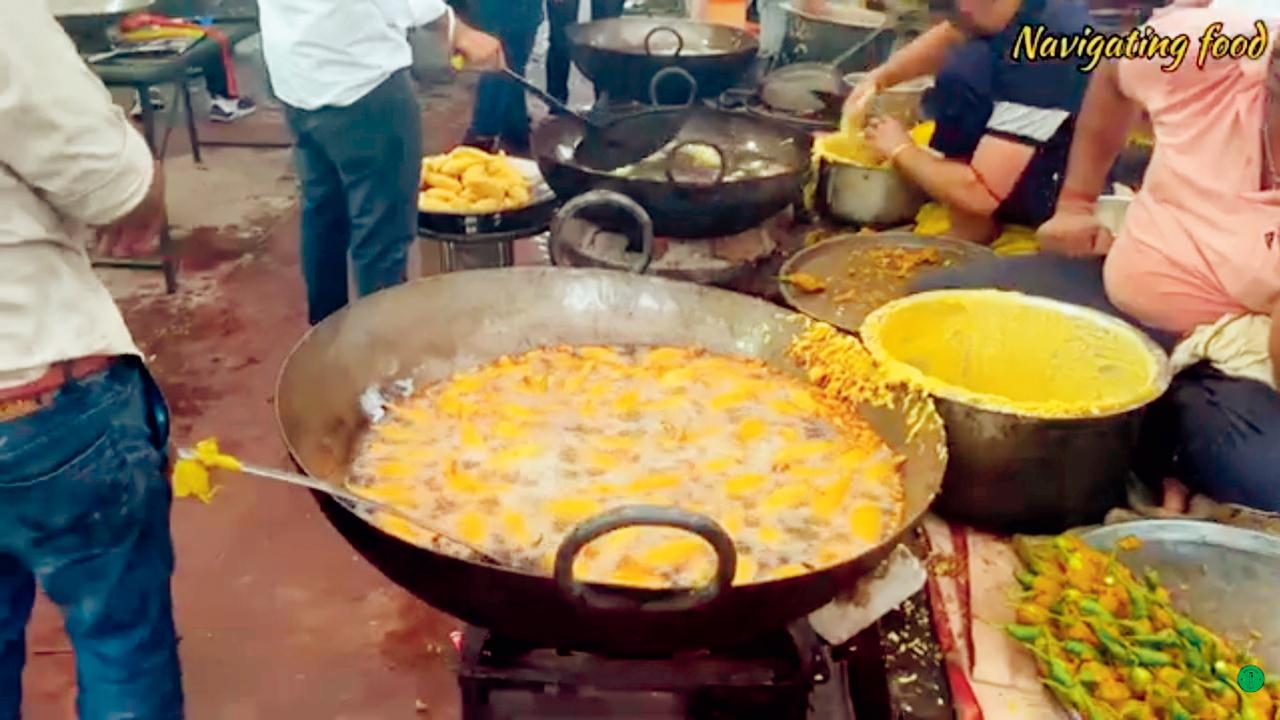 જોધપુરવાસીઓ પાંચ કલાકમાં ૬૩,૦૦૦ મિર્ચીવડા ઝાપટી ગયા