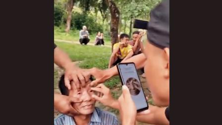 આ ભાઈનું KYC કરવા હાથેથી આંખો પહોળી કરીને કીકી સ્કૅન કરવી પડી  