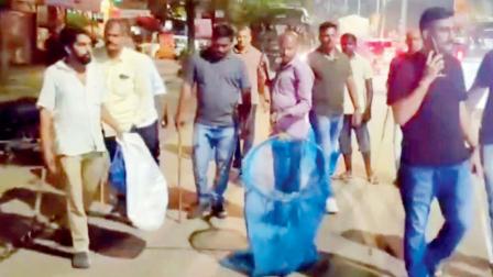 હડકાયા કૂતરાને પકડવા નીકળેલી KDMCના કર્મચારીઓની ટીમ.