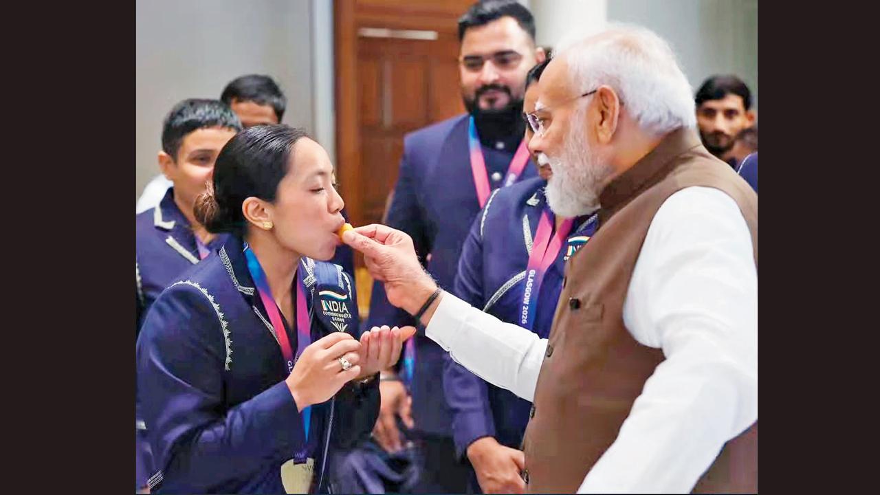 લાડુ ખવડાવીને વર્ષગાંઠની શુભકામના આપી.