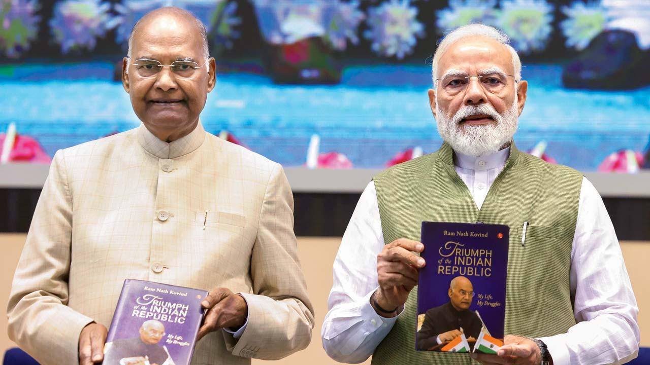ગઈ કાલે દિલ્હીમાં ભૂતપૂર્વ રાષ્ટ્રપતિ રામનાથ કોવિંદની આત્મકથાને લોકાર્પણ કરતા નરેન્દ્ર મોદી.