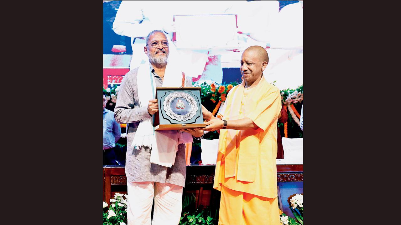 શુક્રવારે લખનઉના લોકભવનમાં ઉત્તર પ્રદેશ પોલીસના નવા થીમ-સૉન્ગ ખાકી કા સિતારાના લૉન્ચિંગ પ્રસંગે મુખ્ય પ્રધાન યોગી આદિત્યનાથ અને નાના પાટેકર.