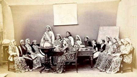 ઓગણીસમી સદીની પારસી કન્યાશાળા. 