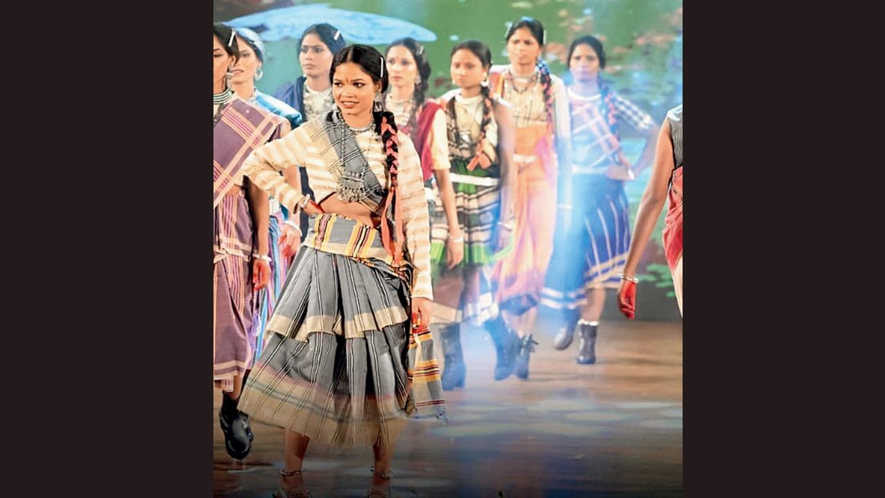 બંદૂક છોડીને ફૅશનના રૅમ્પ પર ઊતરી નક્સલી મહિલાઓ
