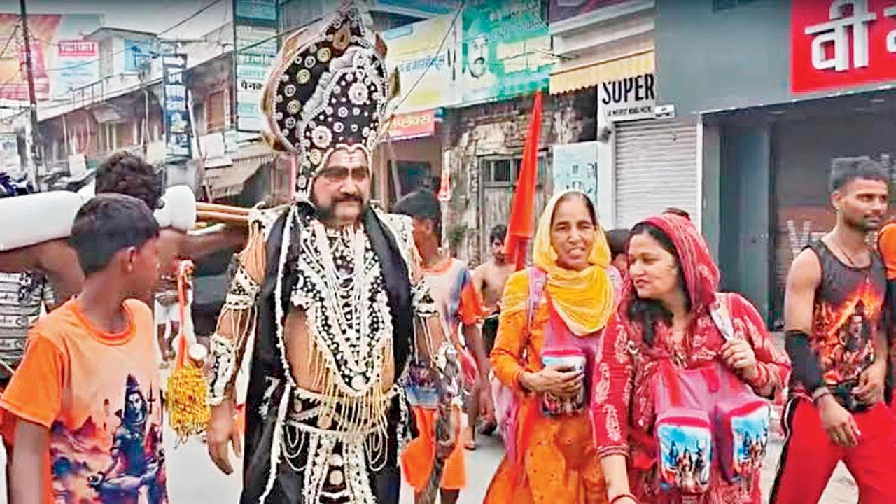 કાવડિયાએ રાવણવેશે કરી પદયાત્રા