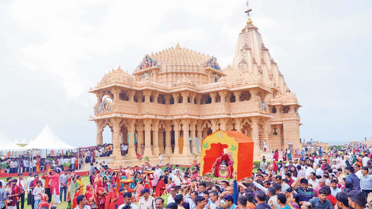 સોમનાથ મહાદેવની પાલખીયાત્રા યોજાઈ હતી.