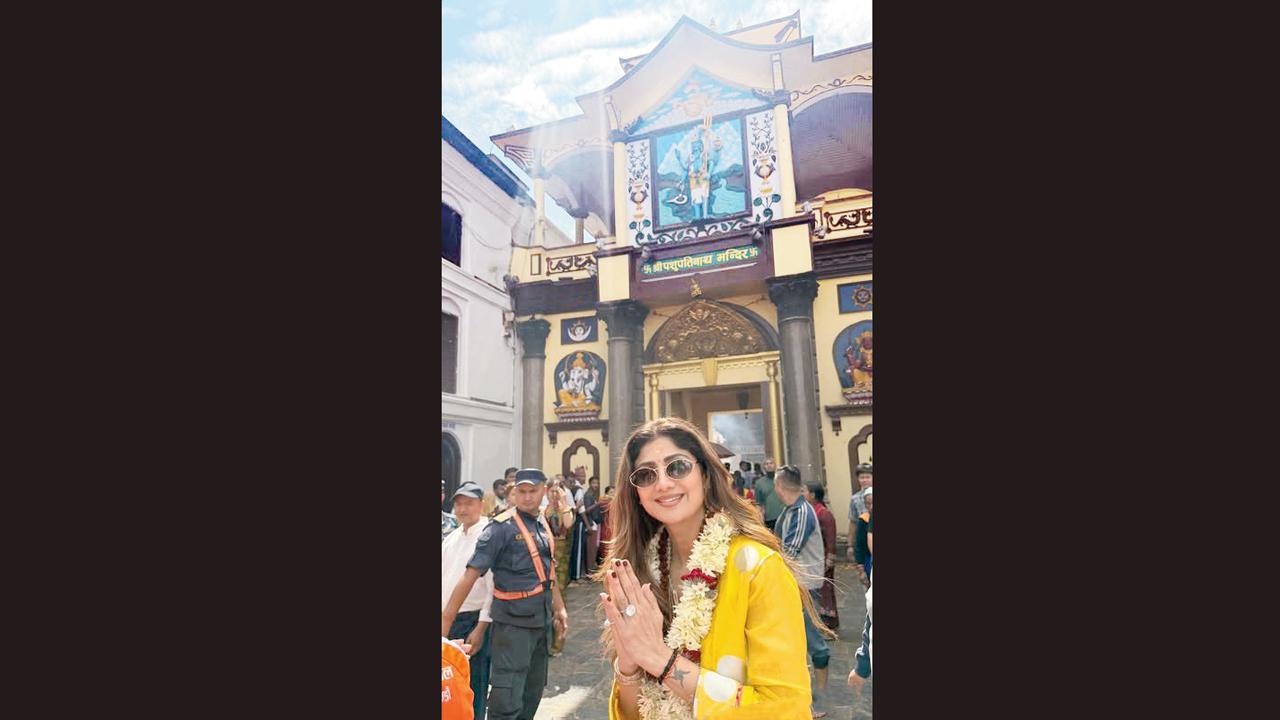 Bollywood Update : પશુપતિનાથ મહાદેવના દર્શન કરવા શિલ્પા પહોંચી નેપાલ