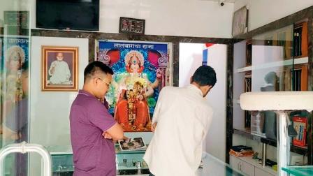 શ્રી જૈન જ્વેલર્સ નામની દુકાનમાં પોલીસ દ્વારા કરવામાં આવતી તપાસ.