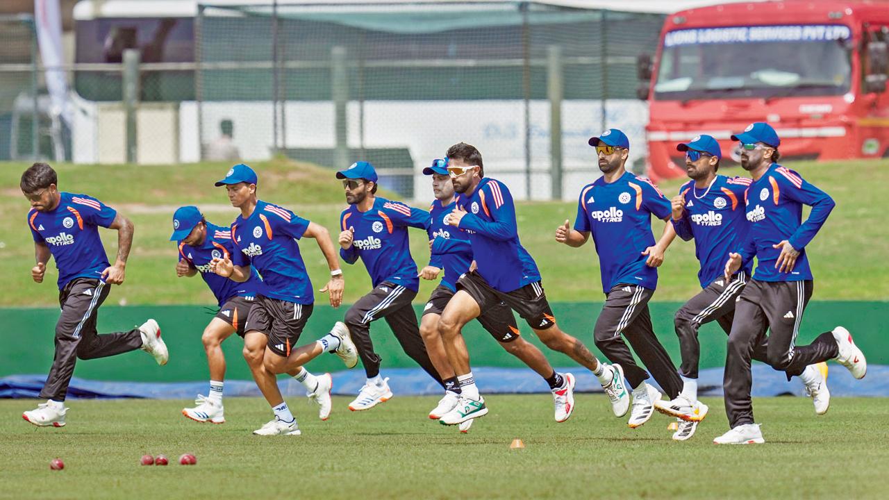ગઈ કાલે પ્રૅક્ટિસ સેશન દરમ્યાન વૉર્મઅપ કરતી ટીમ ઇન્ડિયા.