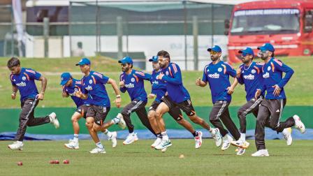 ગઈ કાલે પ્રૅક્ટિસ સેશન દરમ્યાન વૉર્મઅપ કરતી ટીમ ઇન્ડિયા.
