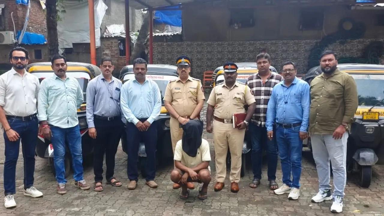 આરોપી સાથે નિર્મલ નગર પોલીસની ટીમ (તસવીર સૌજન્યઃ મિડ-ડે) 