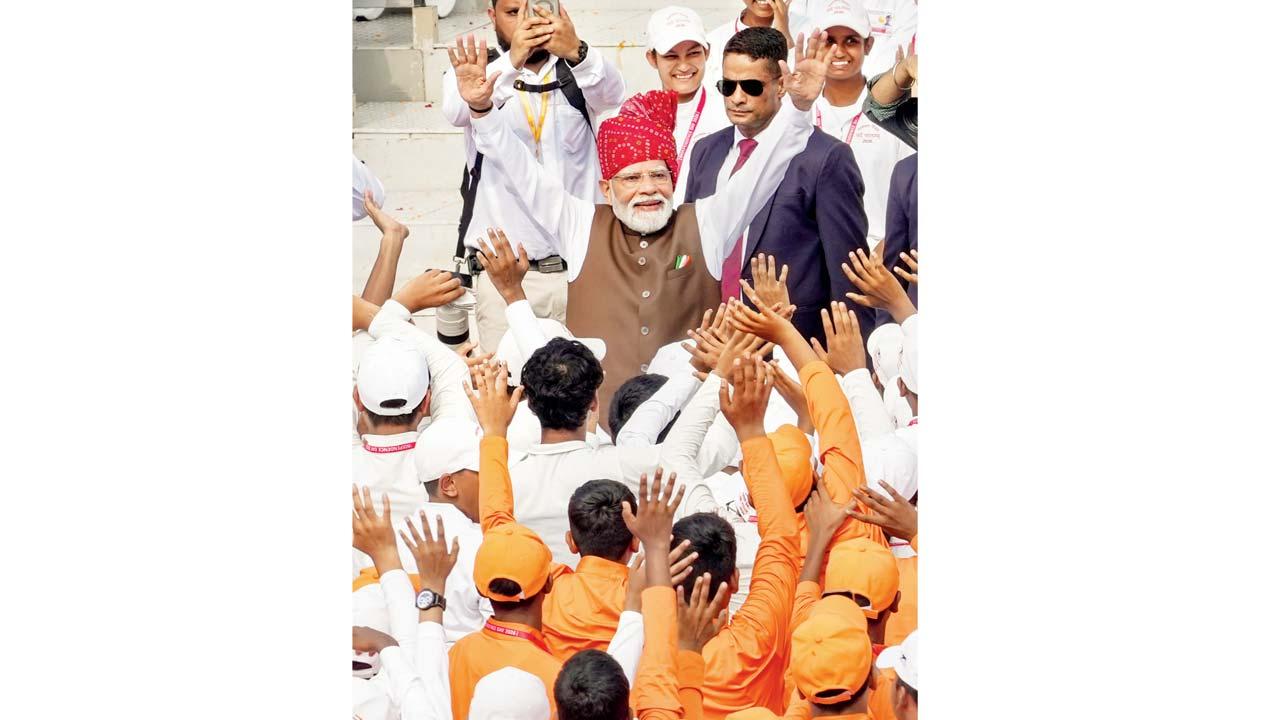 ગઈ કાલે લાલ કિલ્લા પર ૮૦મા સ્વતંત્રતાદિવસની ઉજવણીમાં સામેલ વિદ્યાર્થીઓ સાથે નરેન્દ્ર મોદી.