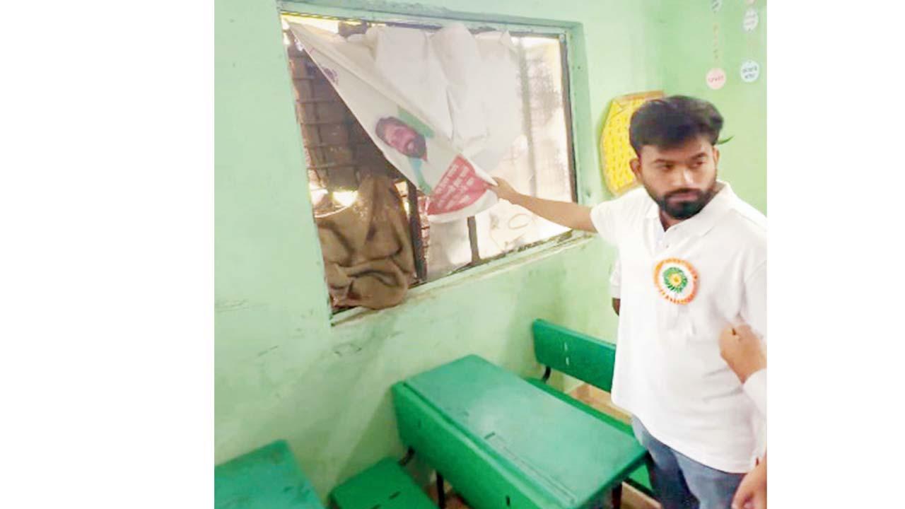 ગઈ કાલે પોતાના ગામ સંતુક પિંપરીની સ્કૂલની હાલત બતાવી રહેલો અભિજિત દીપકે.