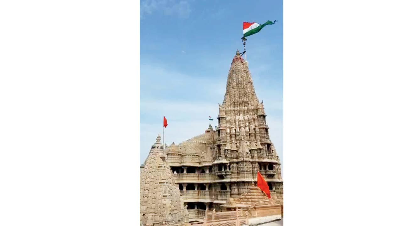 દ્વારકાના મંદિર પર તિરંગા થીમ સાથેની ધજા લહેરાઈ હતી. 