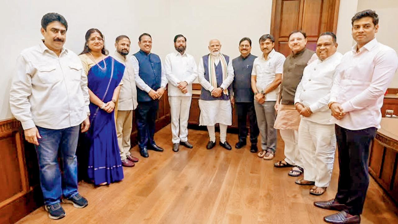 ડેપ્યુટી ચીફ મિનિસ્ટર એકનાથ શિંદેએ ગઈ કાલે વડા પ્રધાન સાથે મુલાકાત કરી હતી. એ વખતે પાર્ટીના સંસદસભ્યો પણ તેમની સાથે હાજર રહ્યા હતા. 