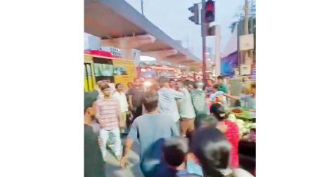 ફેરિયાઓ વચ્ચે થઈ રહેલું ધિંગાણું.