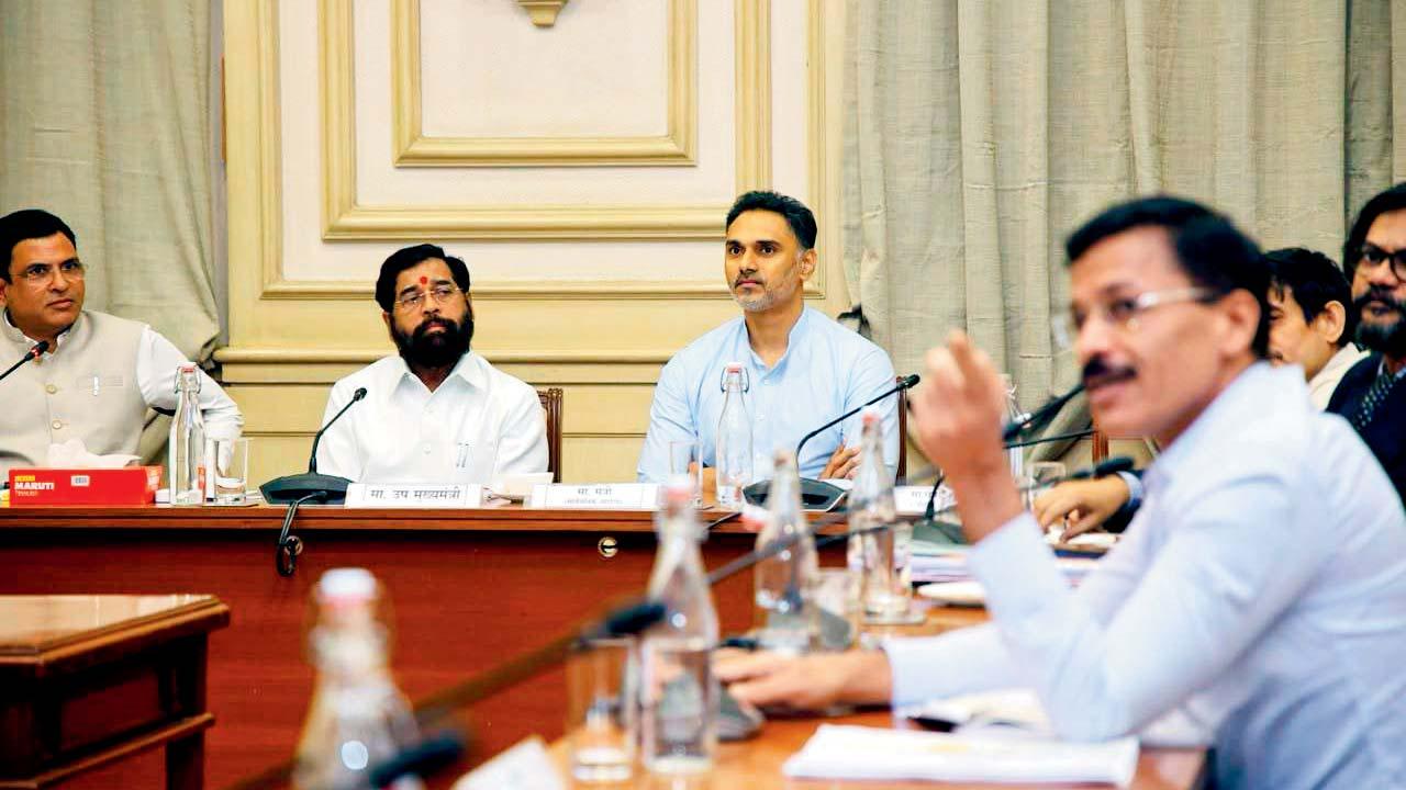 મંગળવારે સહ્યાદ્વિ ગેસ્ટ હાઉસમાં એકનાથ શિંદે સાથેની બેઠકમાં તુકારામ મુંઢે ઉપસ્થિત રહ્યા હતા.