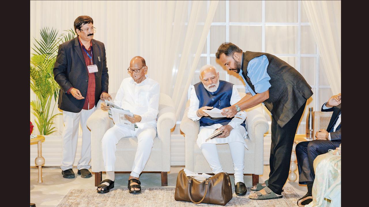 વડા પ્રધાન નરેન્દ્ર મોદી જેમની વાત રસપૂવર્ક સાંભળી રહ્યા છે તે  જૅકફ્રૂટ કિંગને મળો
