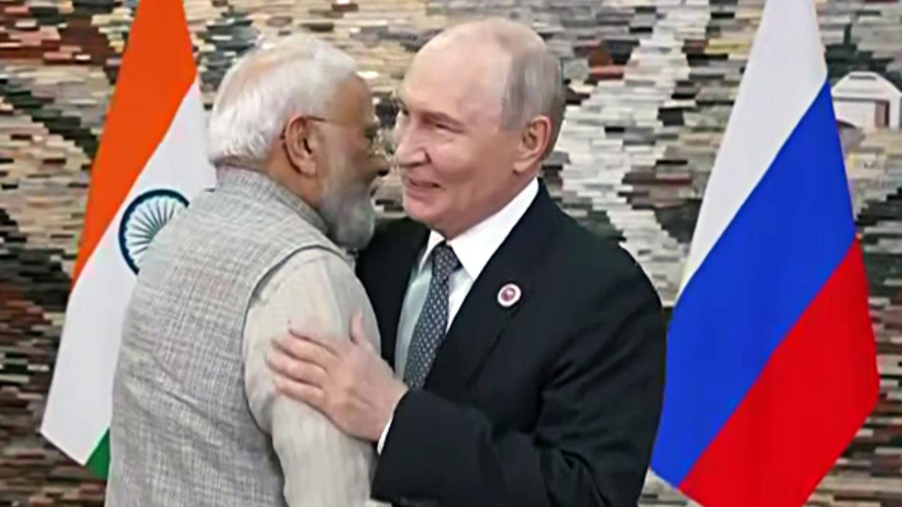 PM મોદી પુતિનને ભેટી પડ્યા (તસવીર: એજન્સી)