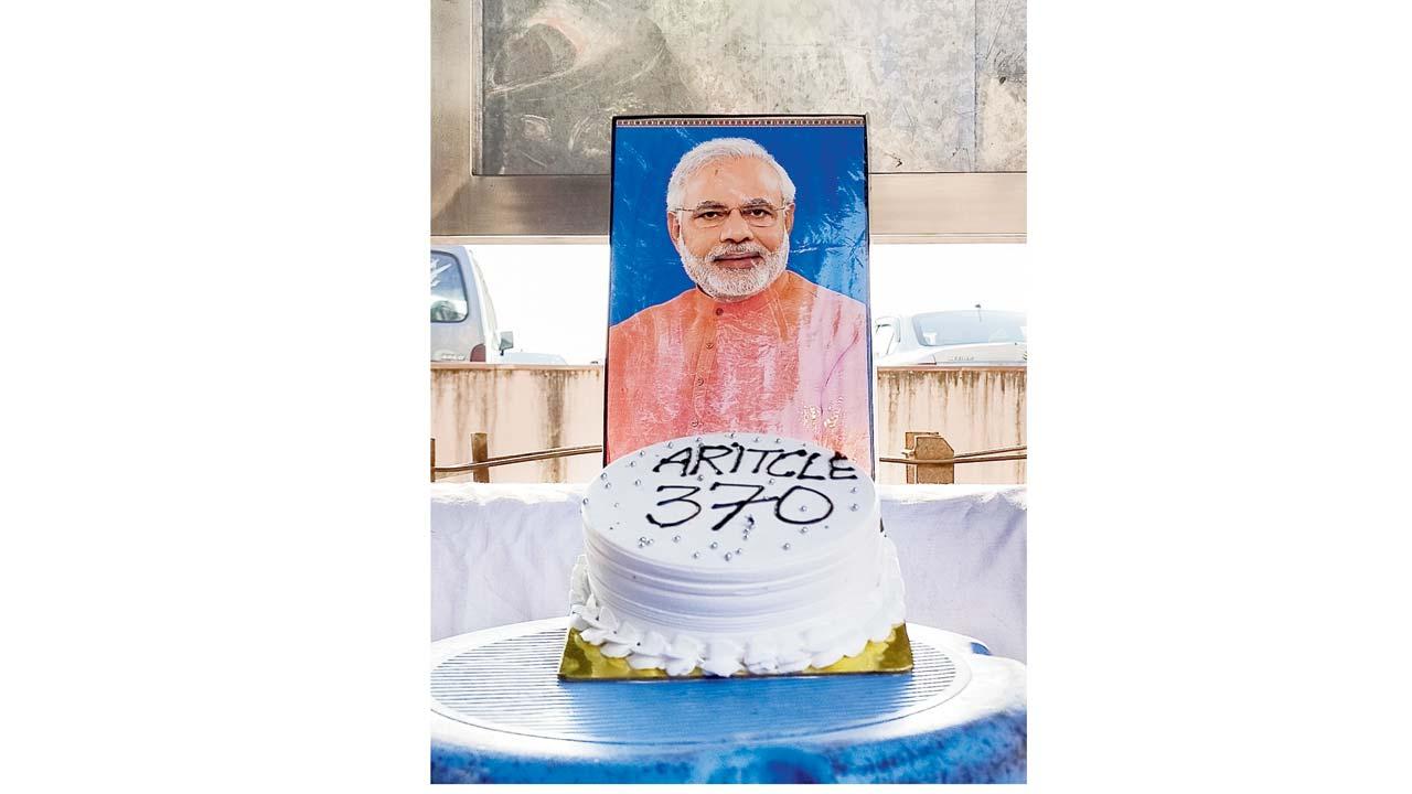 આર્ટિકલ 370 નાબૂદ થયો એની સાતમી વર્ષગાંઠ ગઈ કાલે જમ્મુમાં ગોરખા સમુદાયે સ્પેશ્યલ કેક બનાવડાવીને ઊજવી હતી.